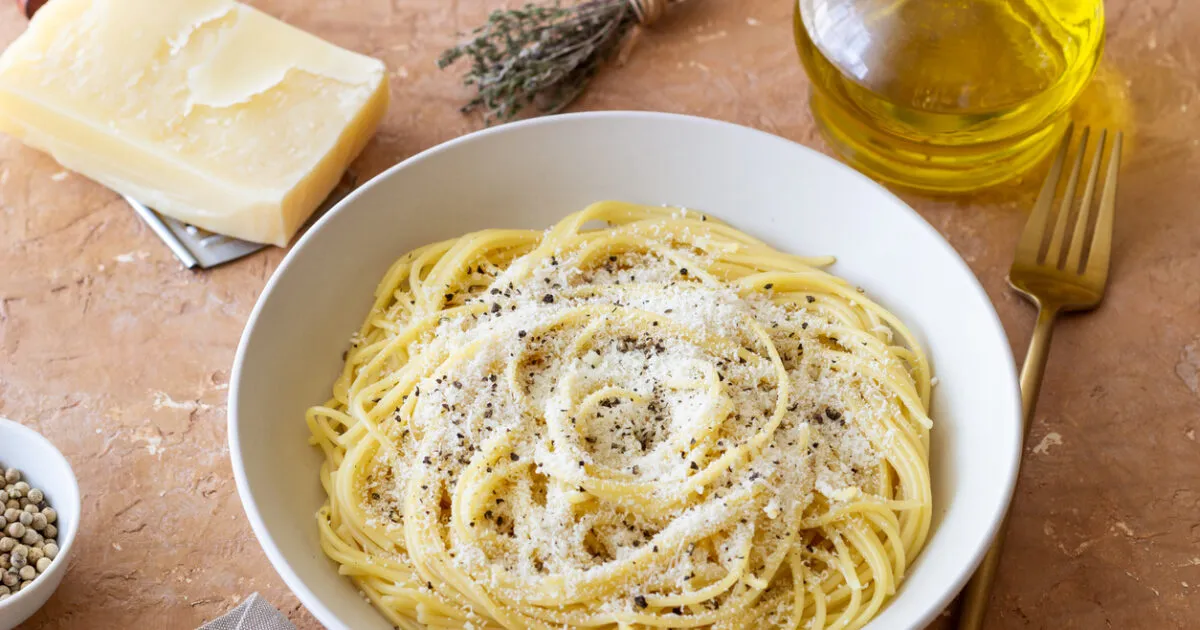 Η Cacio e Pepe αποκτά νέα διάσταση με ξύσμα λεμονιού