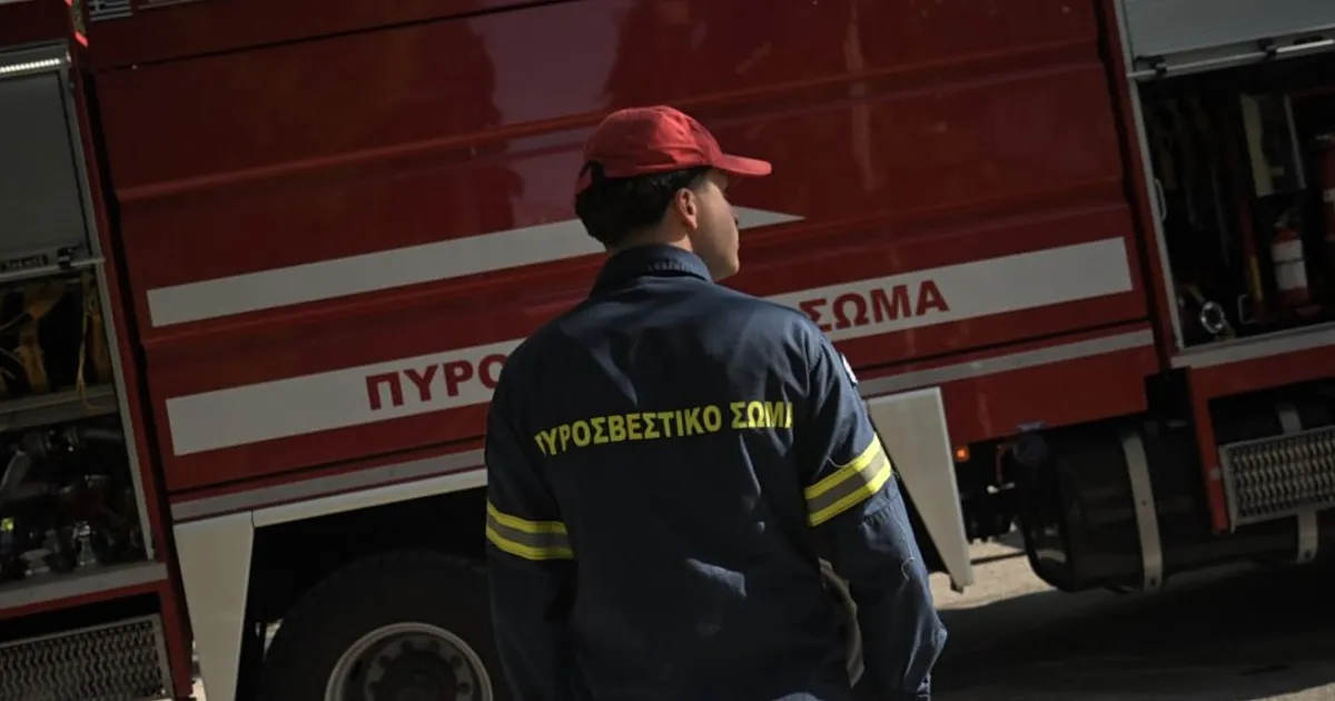 Πυροσβέστες επιχειρούν σε φλεγόμενο υπόγειο διαμέρισμα στα Σεπόλια