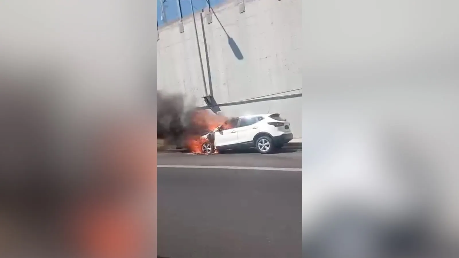 Φωτιά σε αυτοκίνητο στην Αττική Οδό στα Γλυκά Νερά