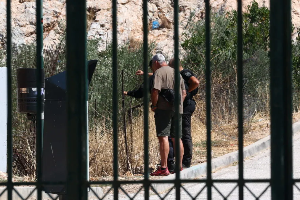 Αστυνομικοί ερευνούν σημείο στην Κυψέλη μετά την εύρεση ανθρώπινων οστών