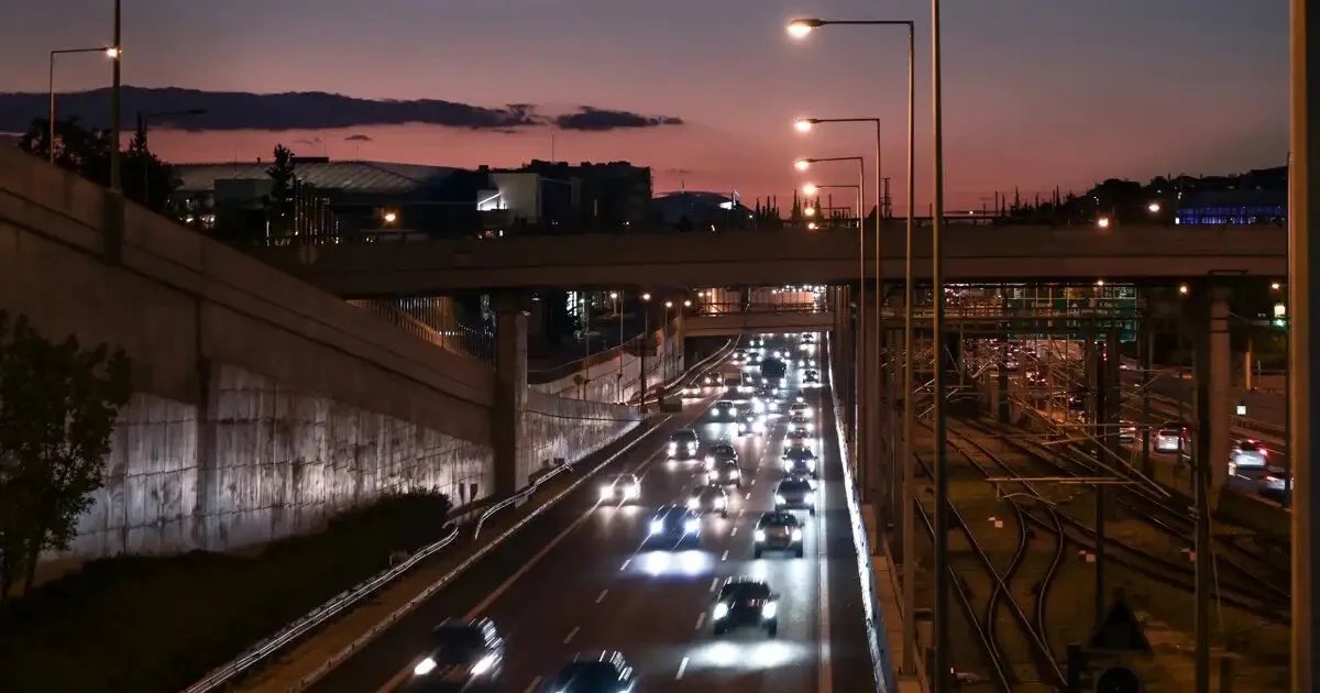 Φωτιά σε όχημα στην Αττική Οδό τη νύχτα