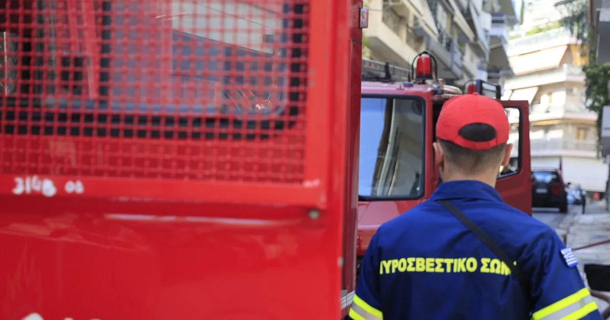 Πυροσβέστες επιχειρούν σε φωτιά διαμερίσματος στην Καλλιθέα