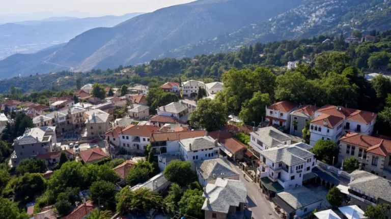 Χάρτης καιρού με ήλιο και σύννεφα πάνω από την Ελλάδα