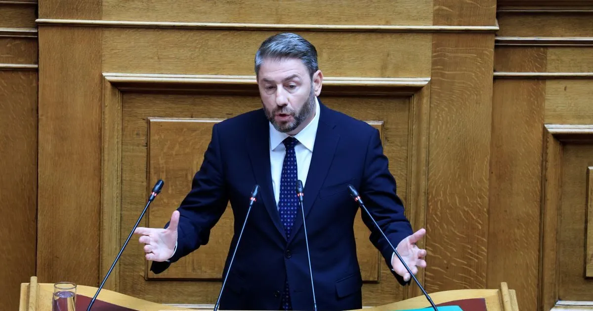 Μητσοτάκης και Ανδρουλάκης στη Βουλή για το Σύνταγμα
