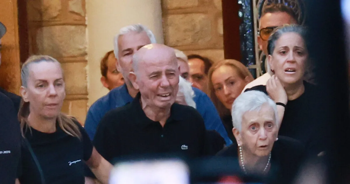 Μνημόσυνο του Γιώργου Μαζωνάκη με λουλούδια