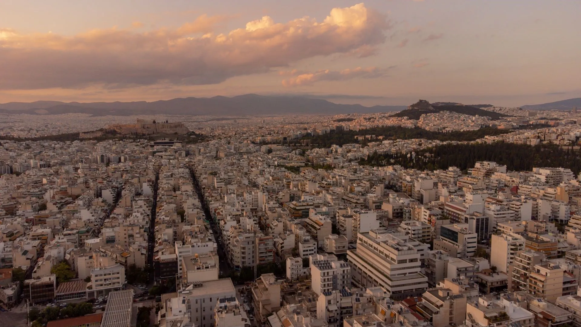 Κτίριο ΑΑΔΕ και χαρτονομίσματα ευρώ για ενοίκια
