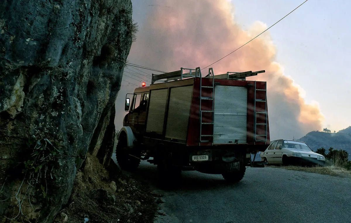 Πυροσβεστικά οχήματα επιχειρούν σε φωτιά στη Νέα Μάκρη