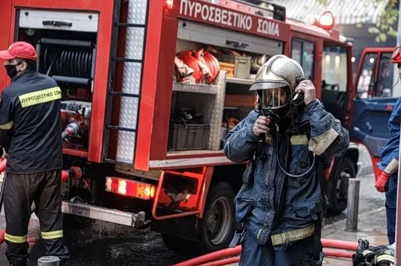 Πυροσβέστες κατασβήνουν φωτιά σε πυλωτή πολυκατοικίας στο Γαλάτσι