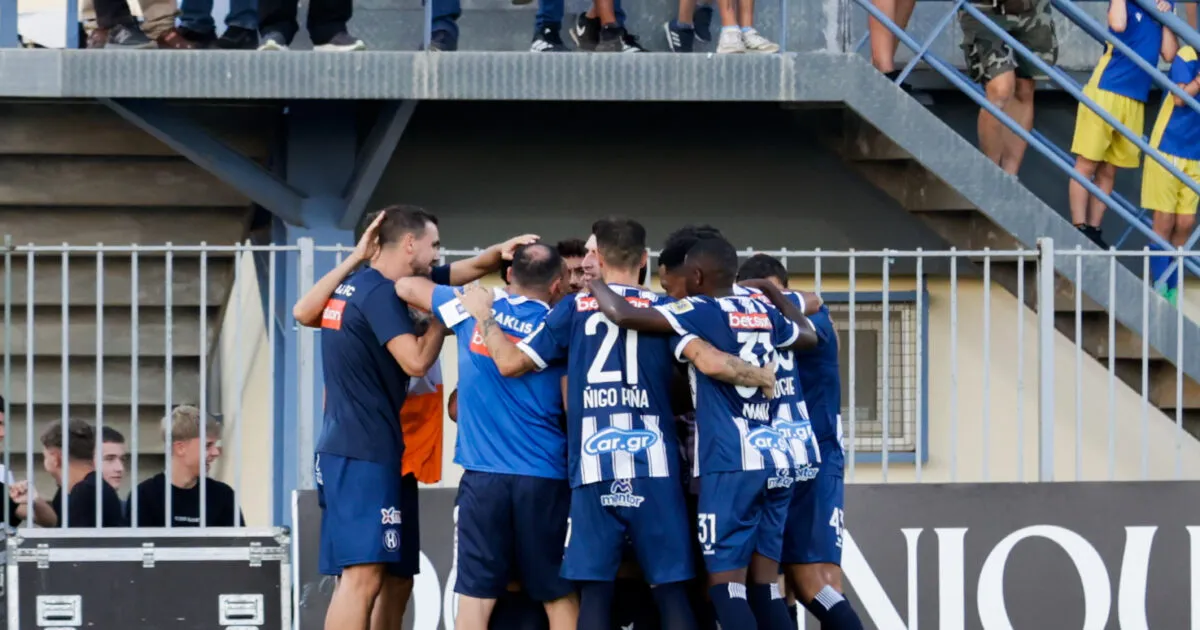 Παίκτες πανηγυρίζουν νίκη σε αγώνα Super League