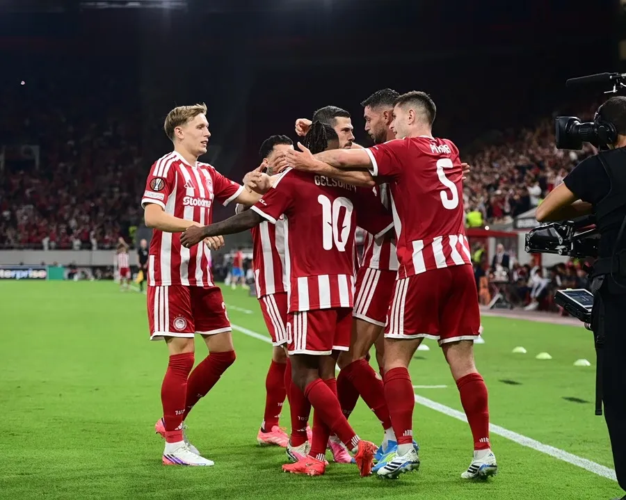 Παίκτες πανηγυρίζουν γκολ σε αγώνα Europa League