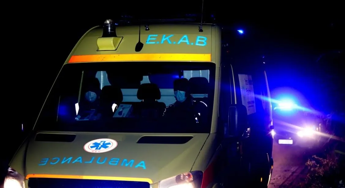 Λιμάνι της Κάσου, γυναίκα δίπλα σε αυτοκίνητο και θάλασσα