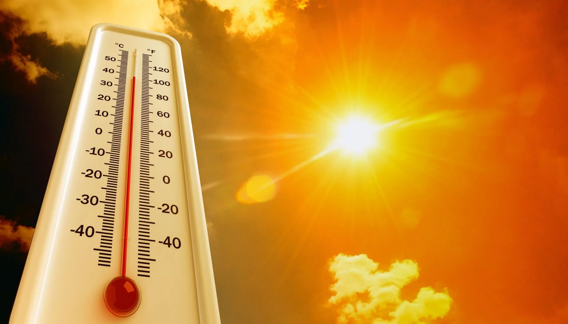 Θερμόμετρο και ήλιος συμβολίζουν τον θερμότερο Αύγουστο