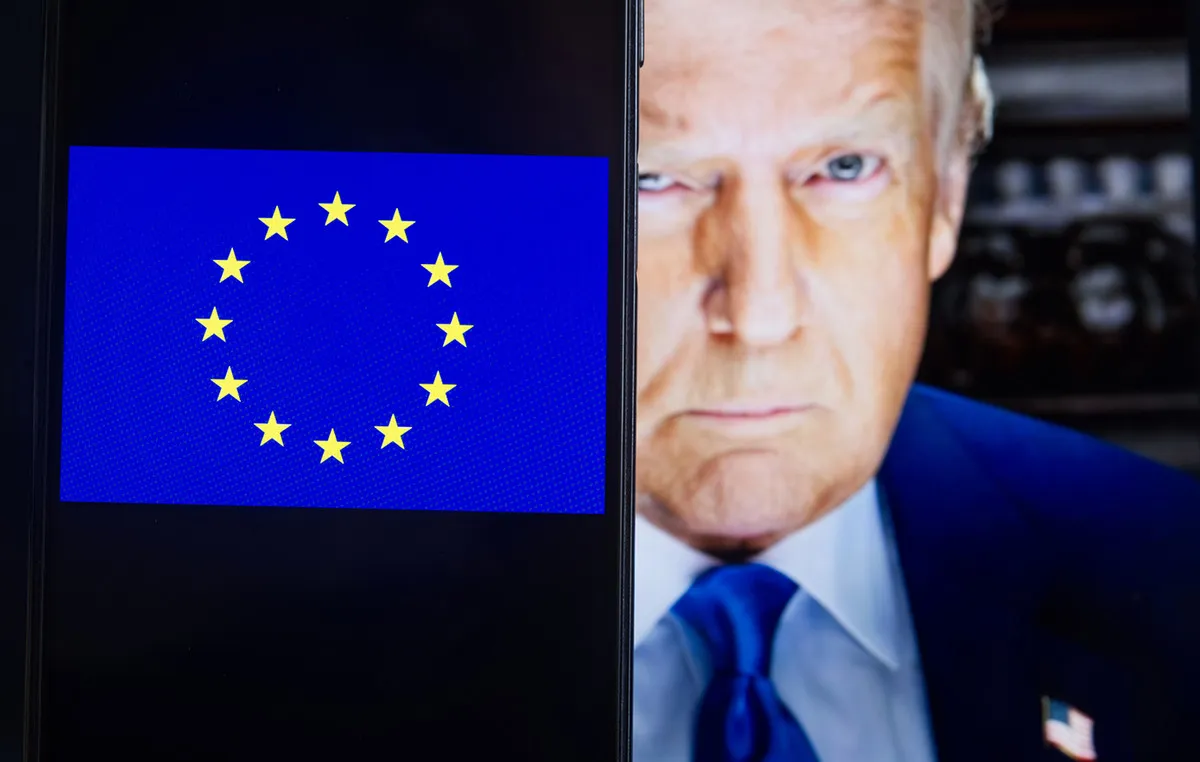 Ευρωπαϊκή σημαία και βαρέλια πετρελαίου, ενεργειακή κρίση