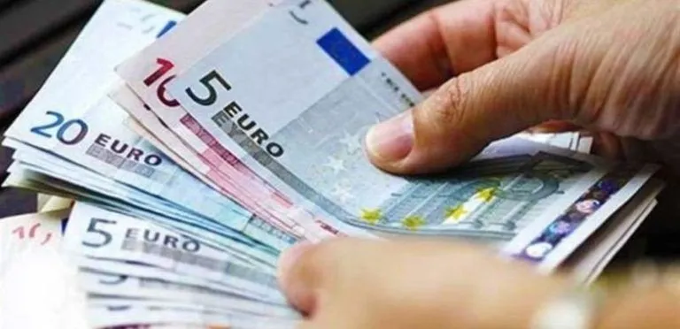Χαρτονομίσματα ευρώ και υπολογισμοί πληρωμών συντάξεων