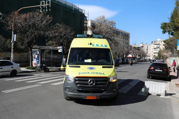 Τροχαίο ατύχημα στη Λεωφόρο Αλεξάνδρας με ασθενοφόρο