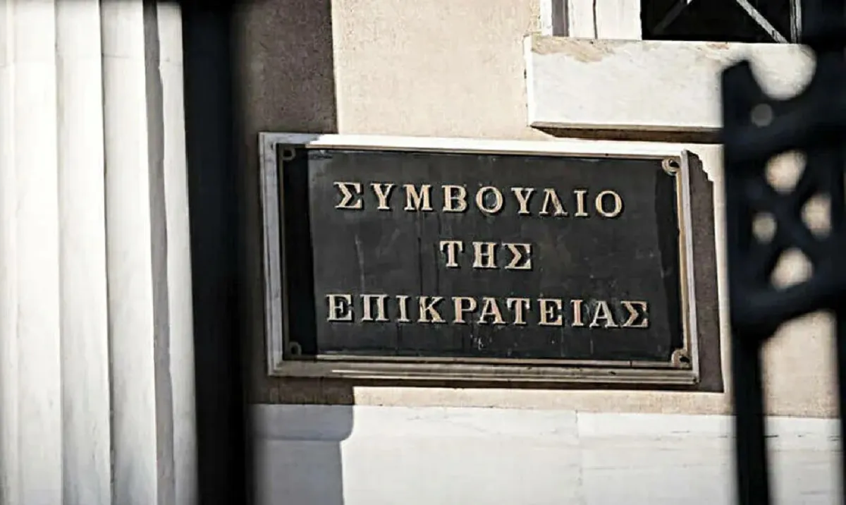 Έγγραφα και υπολογιστής σε γραφείο εφορίας