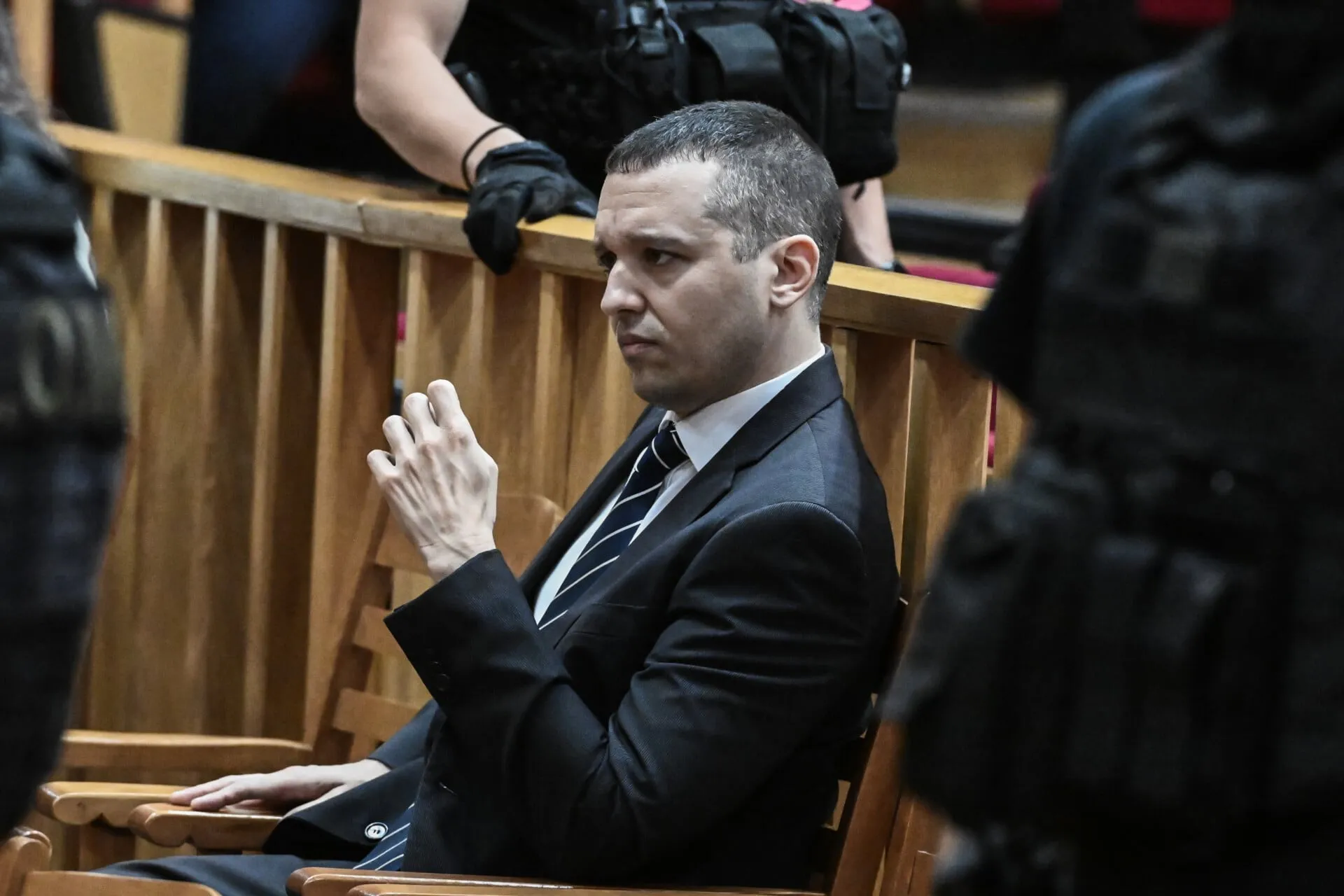 Ο Ηλίας Κασιδιάρης έξω από τις φυλακές Δομοκού