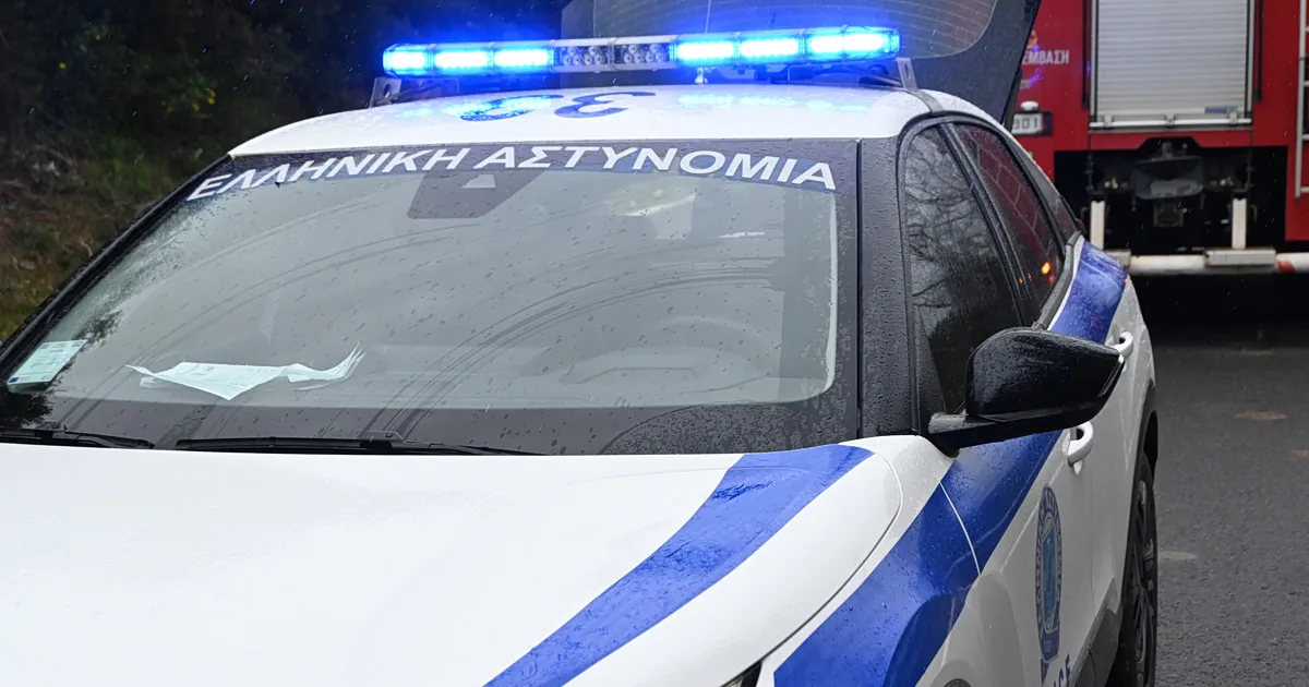 Αστυνομικοί ερευνούν σημείο πυροβολισμών στην Ανάβυσσο