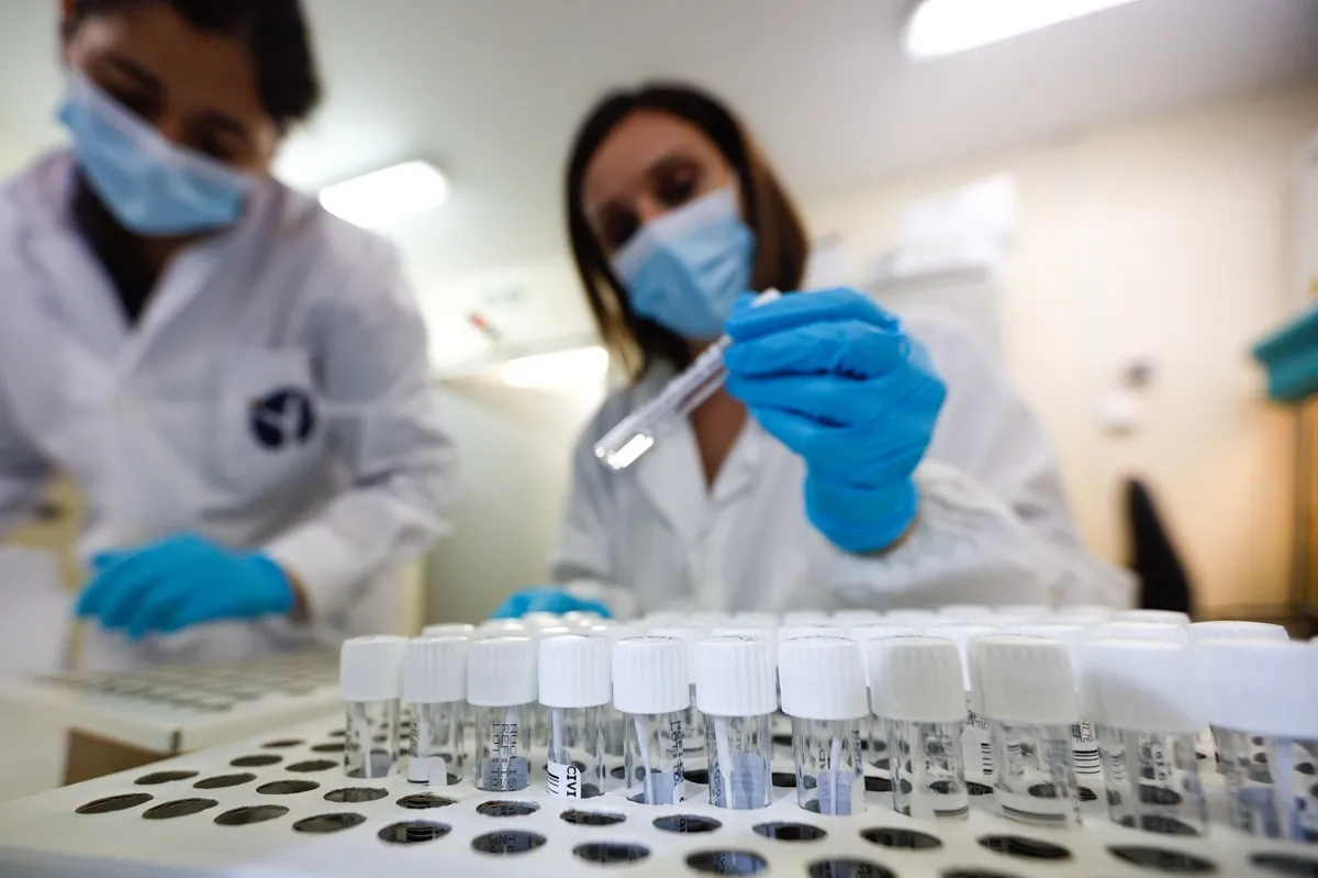 Ερευνητής εξετάζει δείγμα αίματος για καρκίνο παγκρέατος