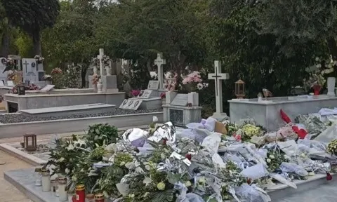 Σιωπηλό προσκύνημα στον τάφο του Γιώργου Μαζωνάκη