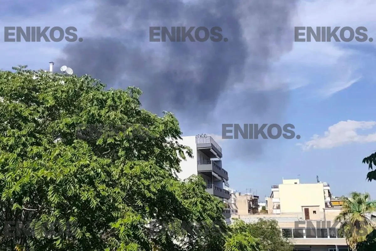 Πυκνός μαύρος καπνός από φωτιά σε οικόπεδο στο Ρέντη