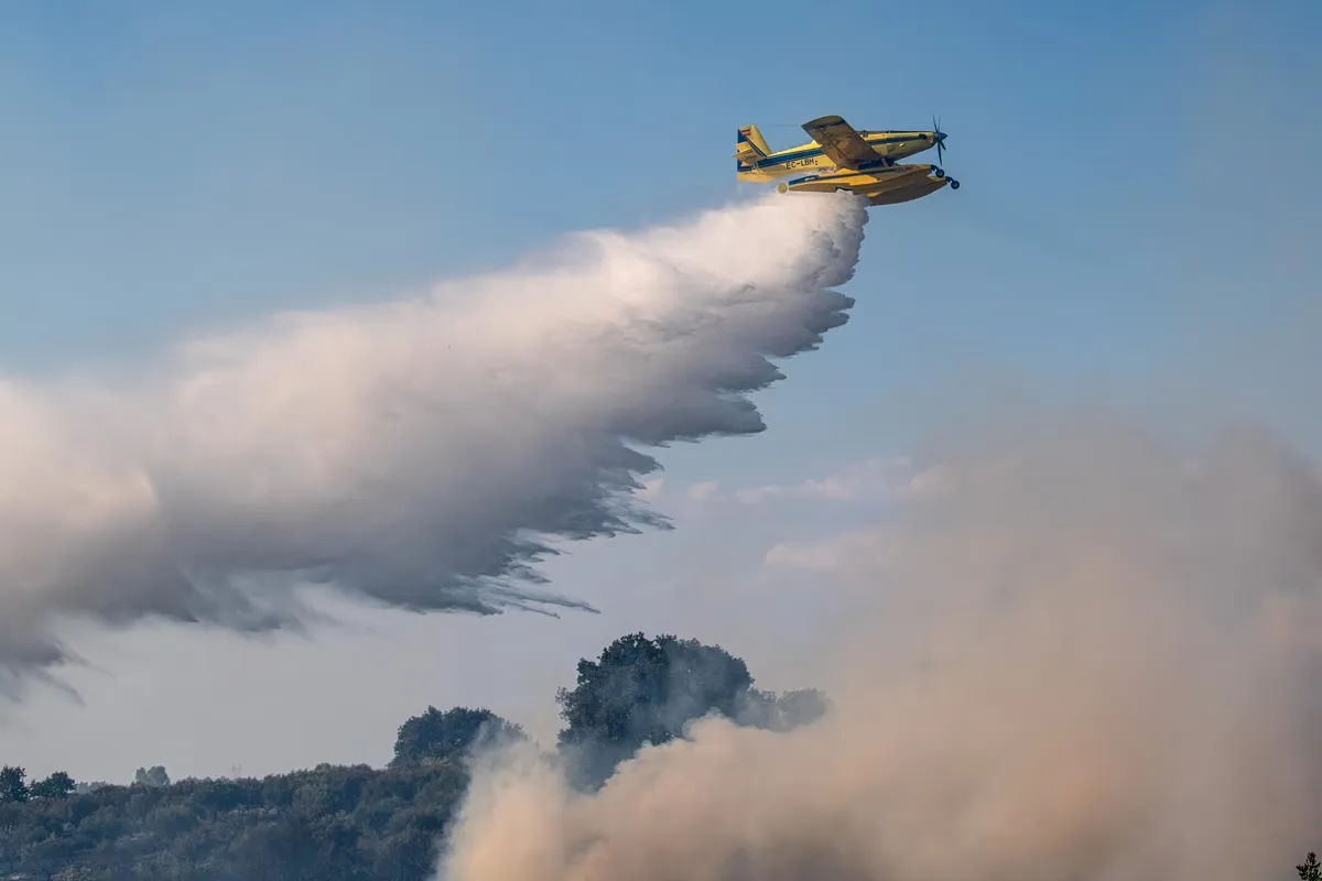 Πυροσβεστικά αεροσκάφη επιχειρούν σε φωτιά στη Φθιώτιδα