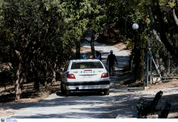 Μητέρα καθησυχάζει έντρομη 12χρονη κόρη μετά από επίθεση