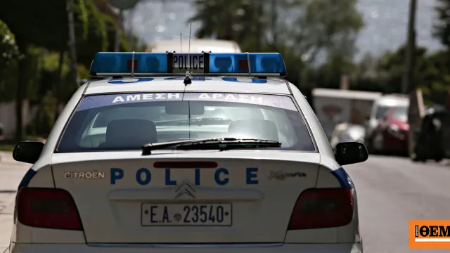 Κοριτσάκια μόνα σε πεζοδρόμιο στη Θεσσαλονίκη
