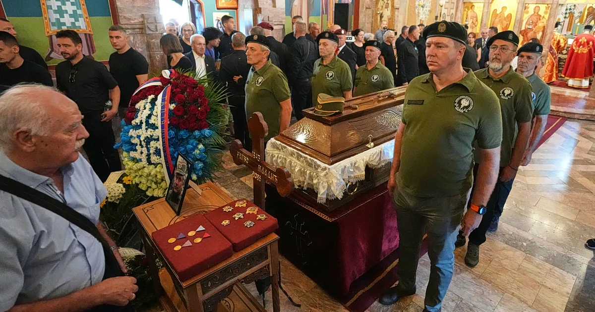Πλήθος κόσμου έξω από τον ναό στην κηδεία Μλάντιτς