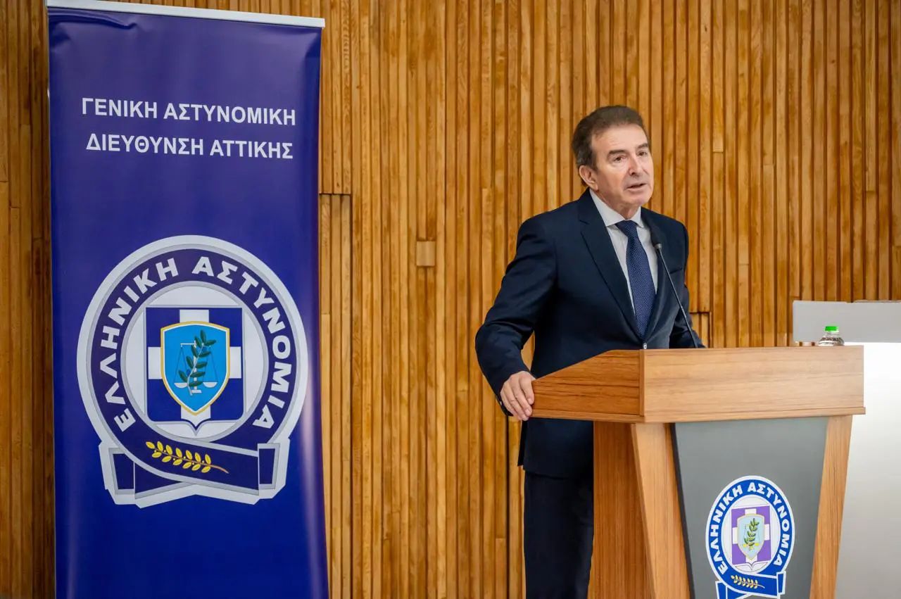 Ο υπουργός Χρυσοχοΐδης ανακοινώνει ηλεκτρονικό βραχιολάκι