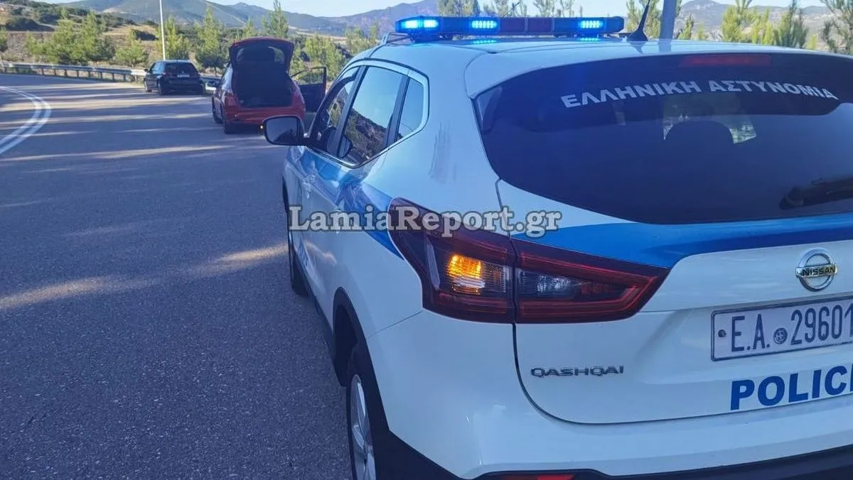 Αστυνομικοί ερευνούν τηλεφωνικό κέντρο απάτης στα Σπάτα