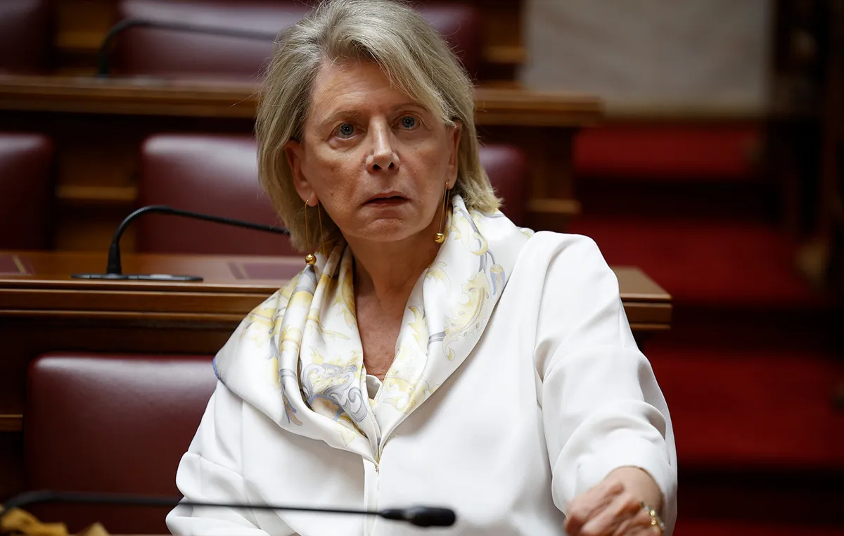 Η Έλενα Ακρίτα στη Βουλή κατά την ψηφοφορία