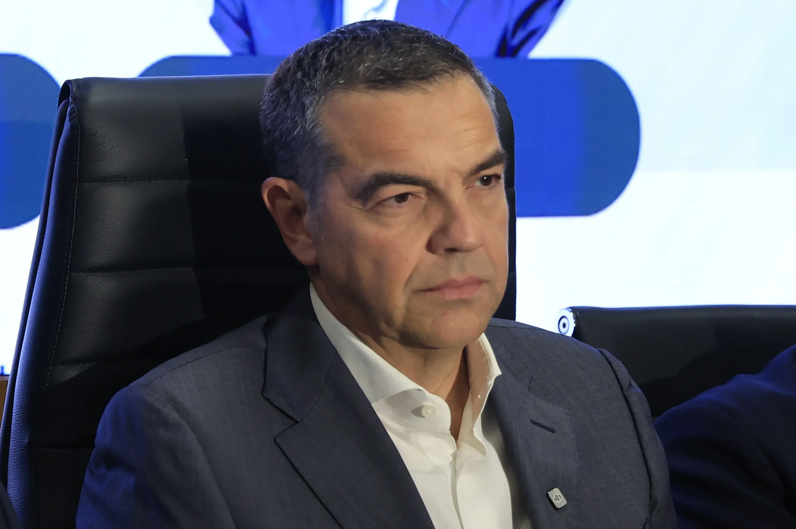 16χρονος ποδοσφαιριστής με φανέλα σε γήπεδο ποδοσφαίρου