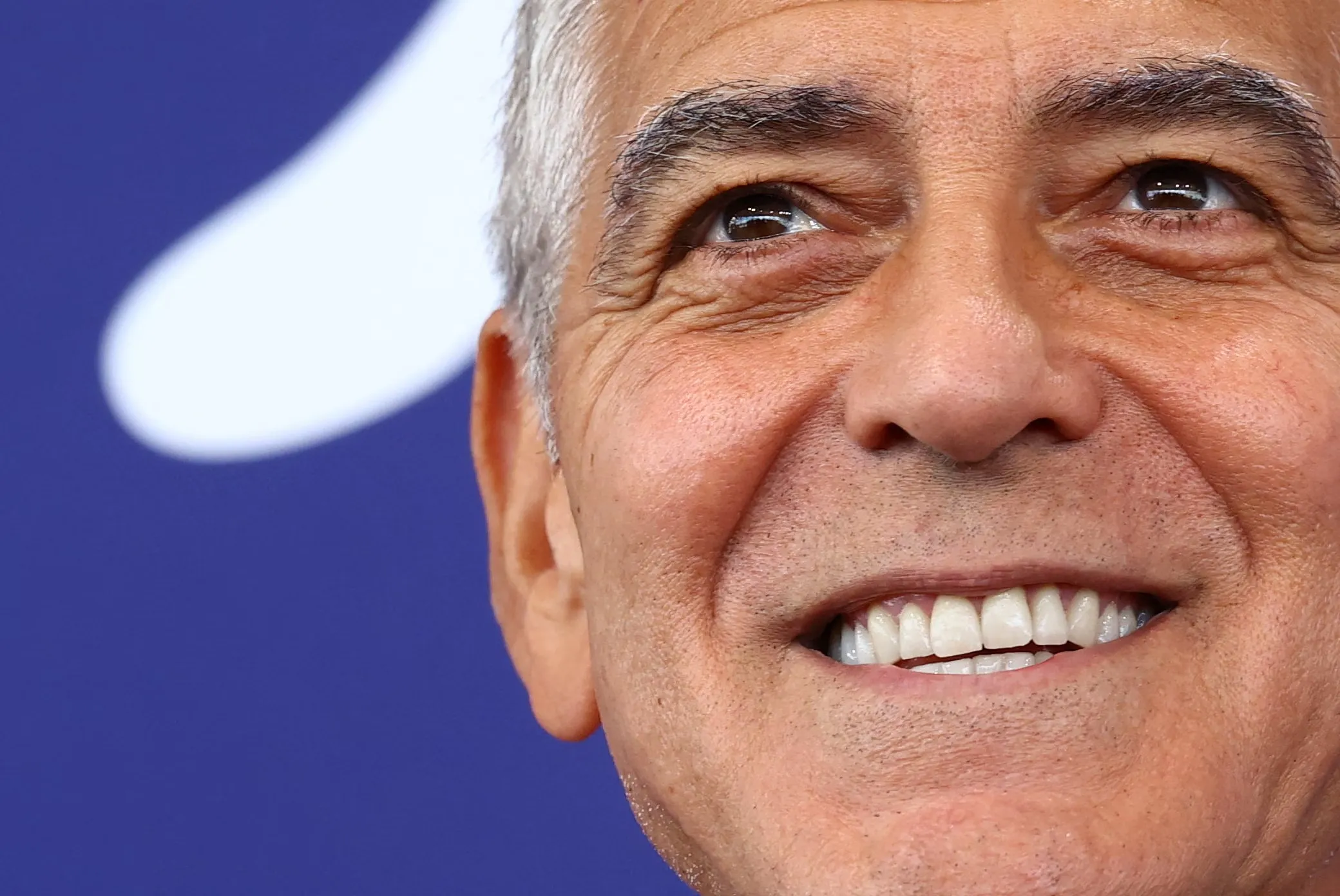 Ο Τζορτζ Κλούνεϊ με τον Χρυσό Λέοντα στη Βενετία