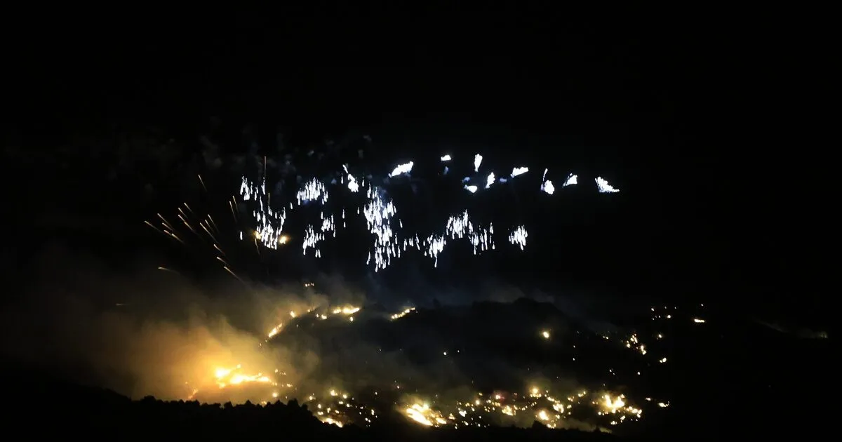 Φωτισμένη αναπαράσταση έκρηξης ηφαιστείου στην Καλντέρα της Σαντορίνης