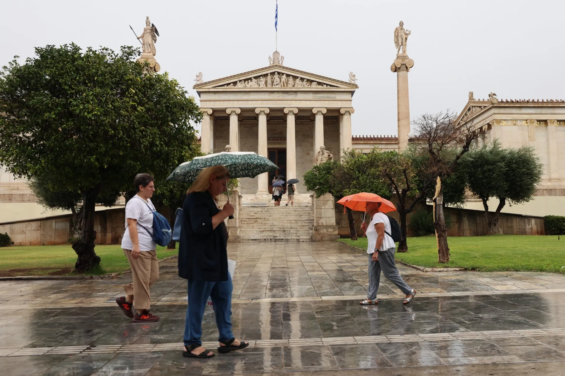 Σύννεφα και καταιγίδα πάνω από ελληνική πόλη