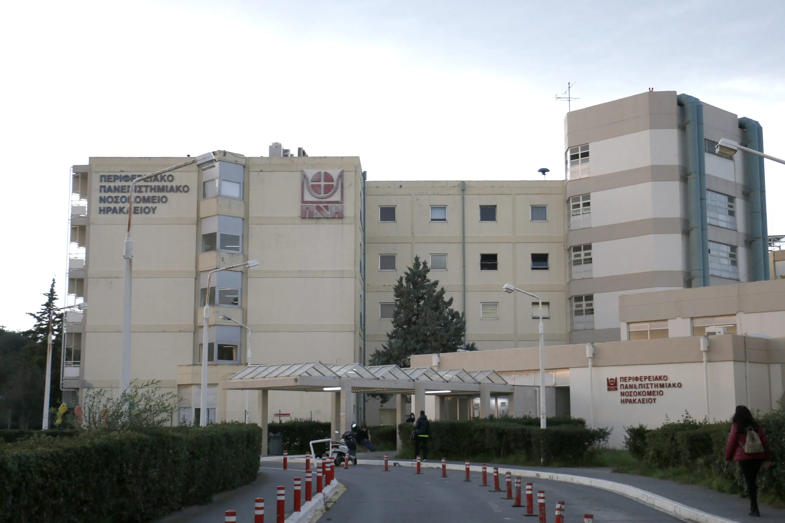 Ασθενοφόρο μεταφέρει 2χρονο αγόρι μετά από πτώση από μπαλκόνι