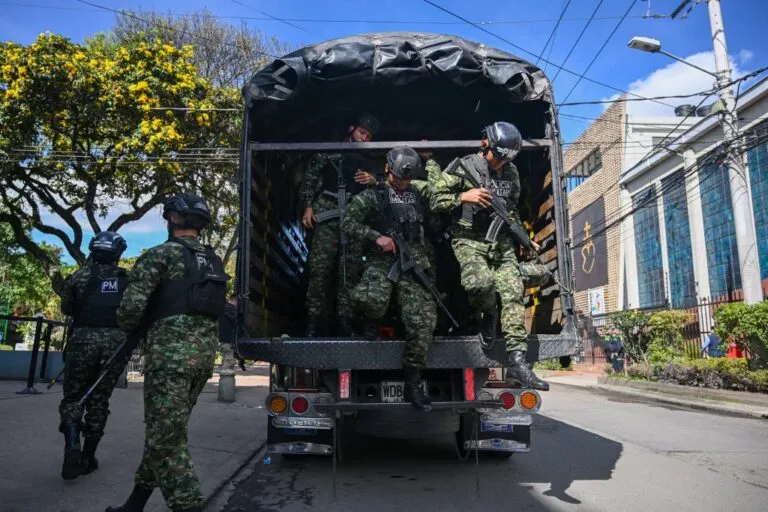 Δικαστήριο Κολομβίας αναστέλλει βομβαρδισμούς κατά ανταρτών FARC