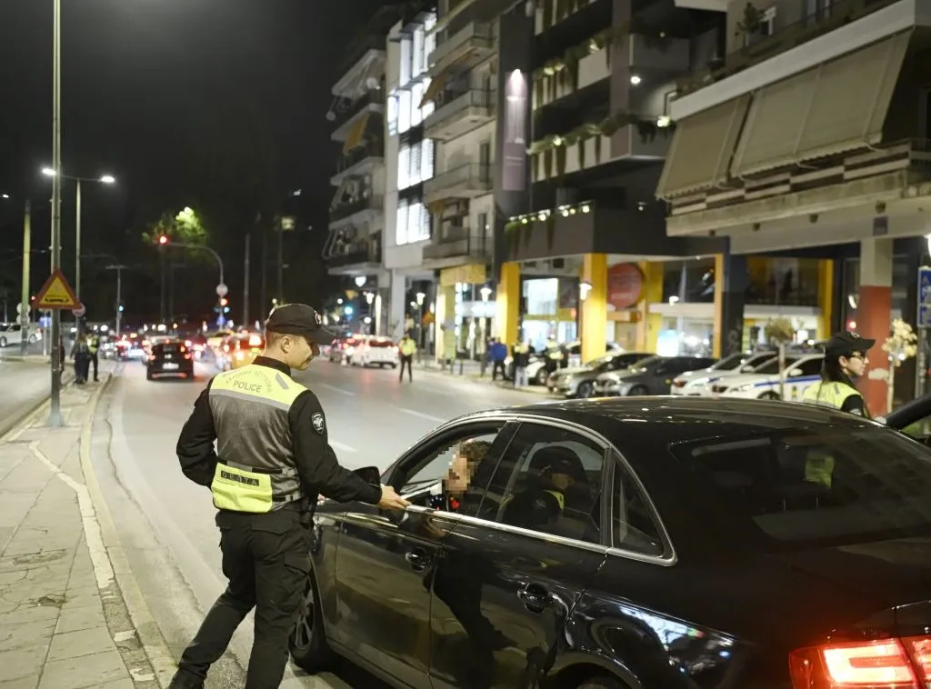 Αστυνομικός ελέγχει οδηγό με αλκοτέστ σε δρόμο