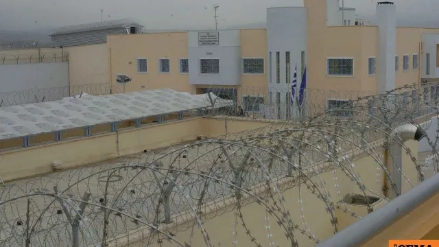 Ασθενοφόρο ΕΚΑΒ έξω από τις φυλακές Δομοκού