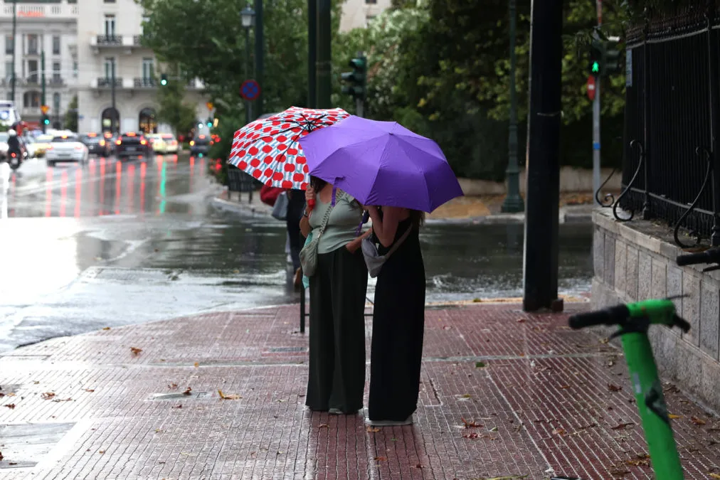 Σύννεφα καταιγίδας πάνω από ελληνική πόλη κατά την κακοκαιρία
