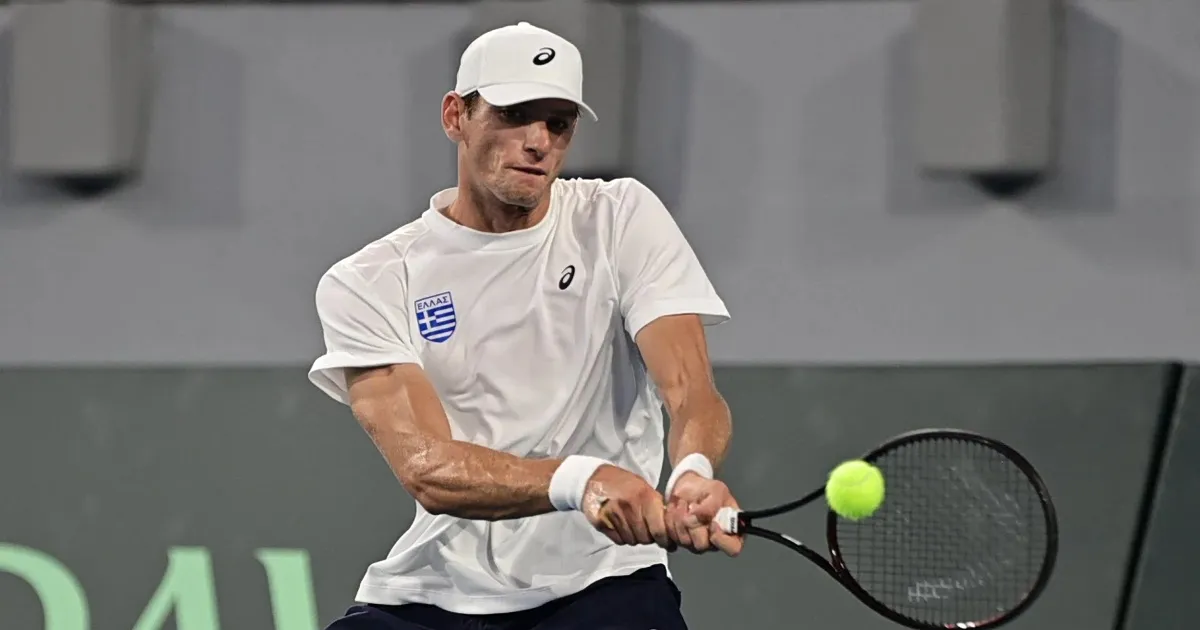 Τενίστας παίζει στο γήπεδο στο Davis Cup