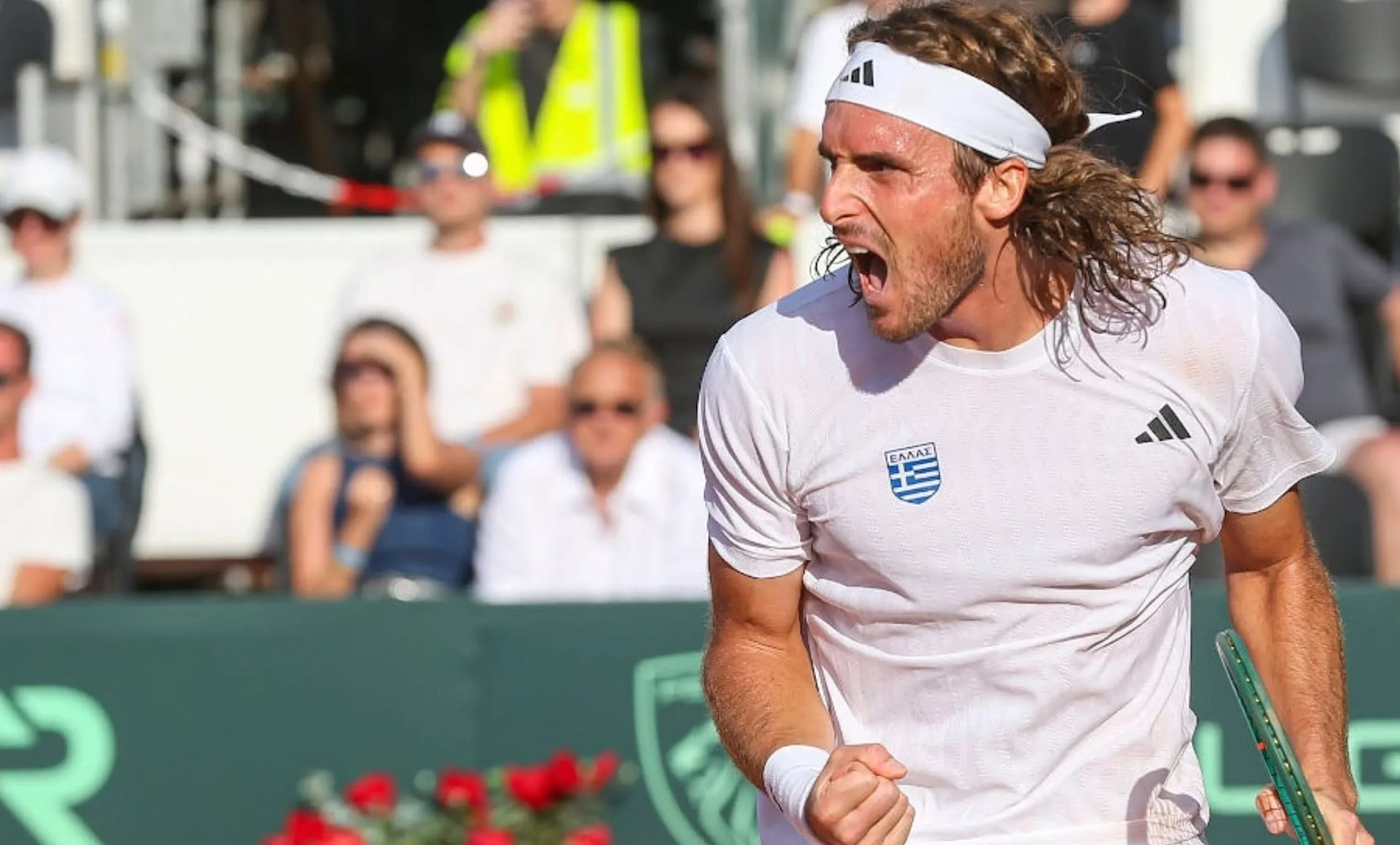 Ο Στέφανος Τσιτσιπάς πανηγυρίζει σε αγώνα Davis Cup
