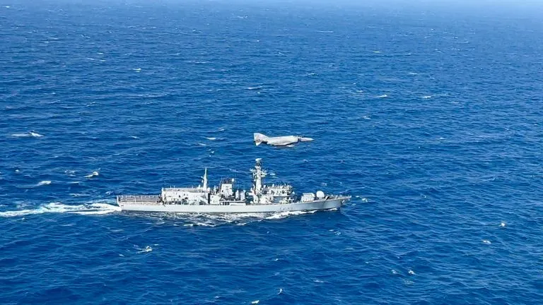 Πολεμικό πλοίο της αποστολής Ασπίδες στην Ερυθρά Θάλασσα