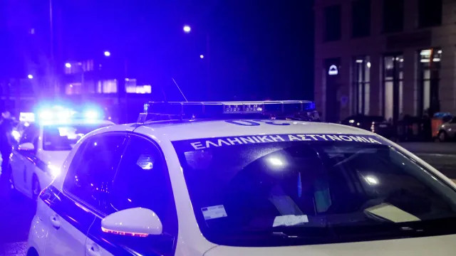 Αστυνομικοί συλλαμβάνουν απατεώνες στη Φθιώτιδα