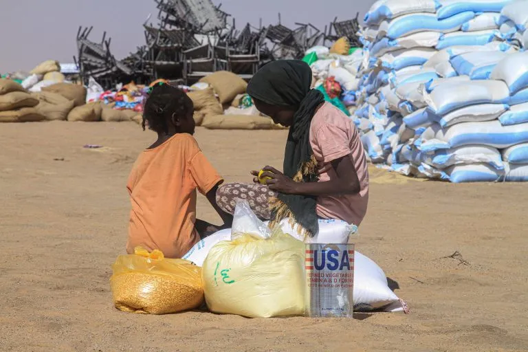 Κατεστραμμένα φορτηγά βοήθειας του ΟΗΕ στο Σουδάν