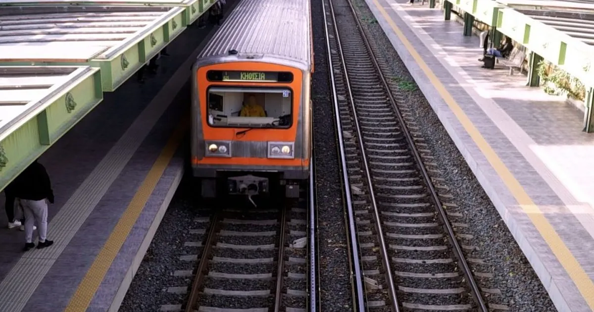 Συρμός του ΗΣΑΠ σε σταθμό του Μετρό Αθήνας