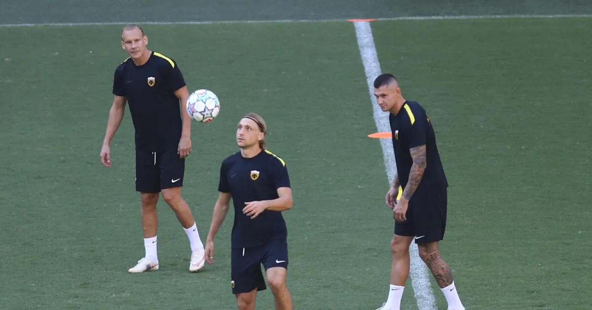 Παίκτες της ΑΕΚ πριν τον αγώνα Champions League με τη ΛΑΣΚ