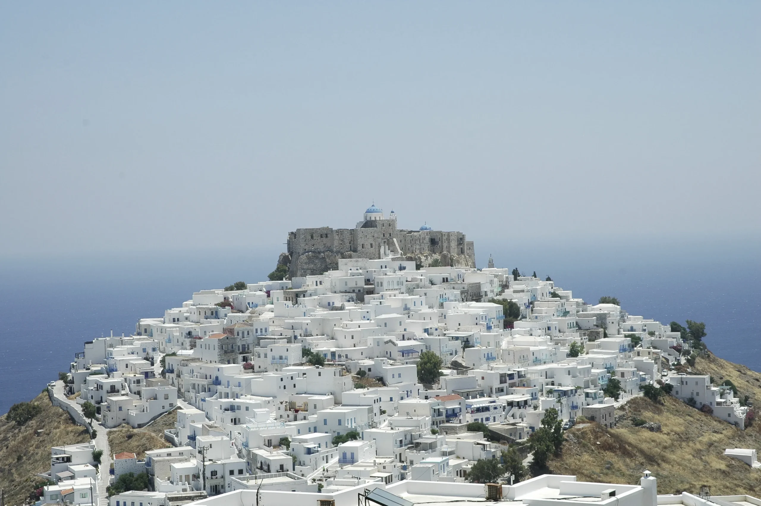 Τουρίστες σε ελληνικό λιμάνι το καλοκαίρι