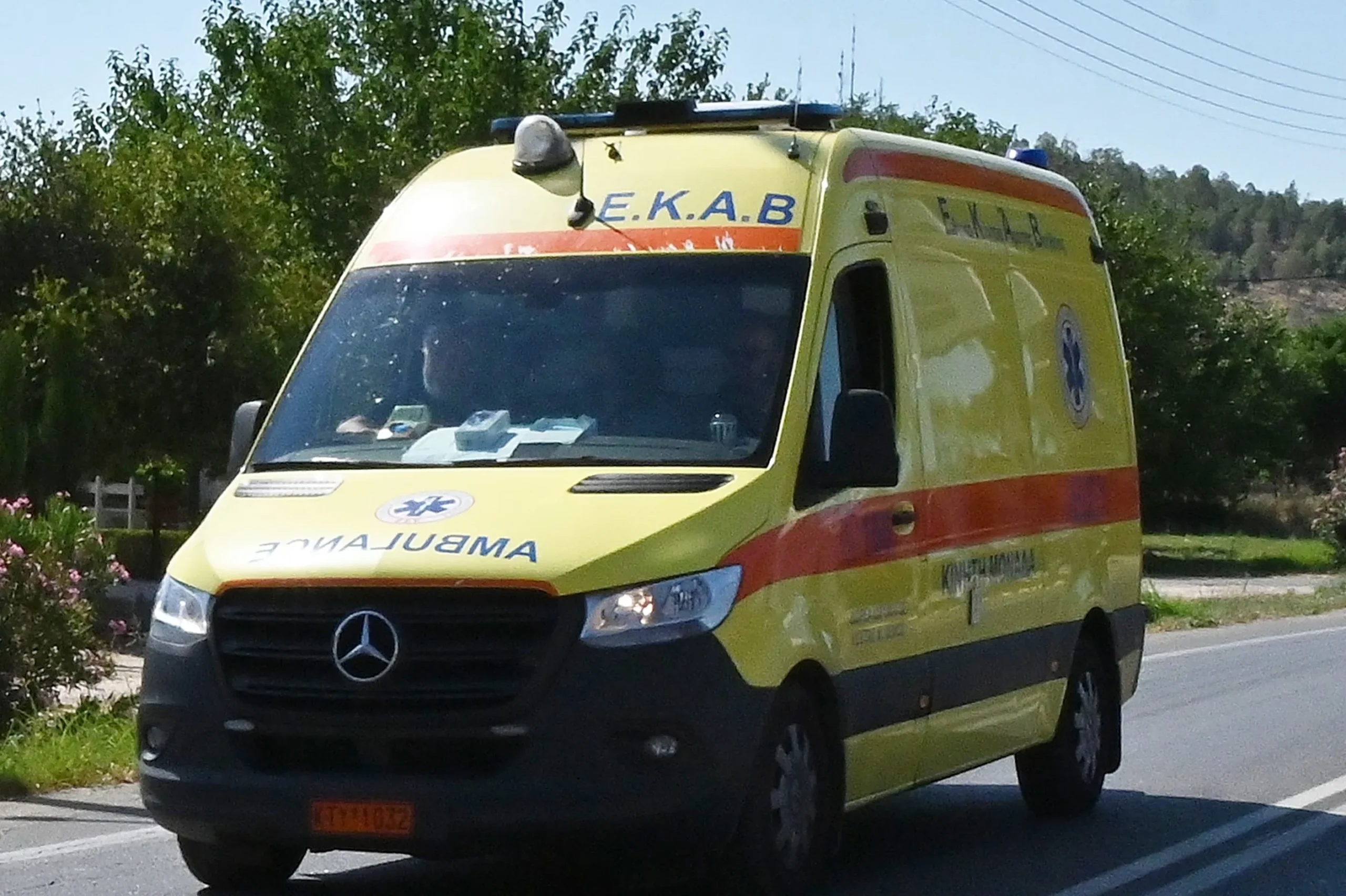 Ασθενοφόρο ΕΚΑΒ έξω από σχολείο στη Χαλκιδική